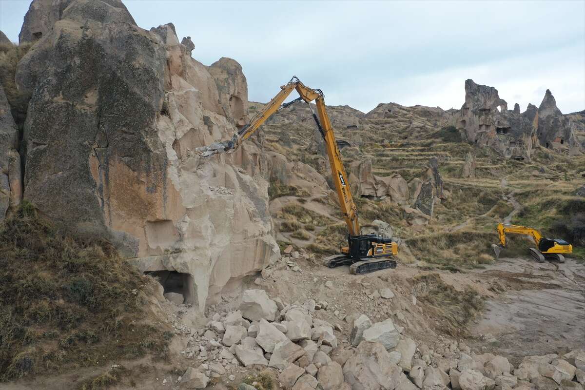 Göreme’deki riskli peribacaları güvenli şekilde yıkılıyor 11